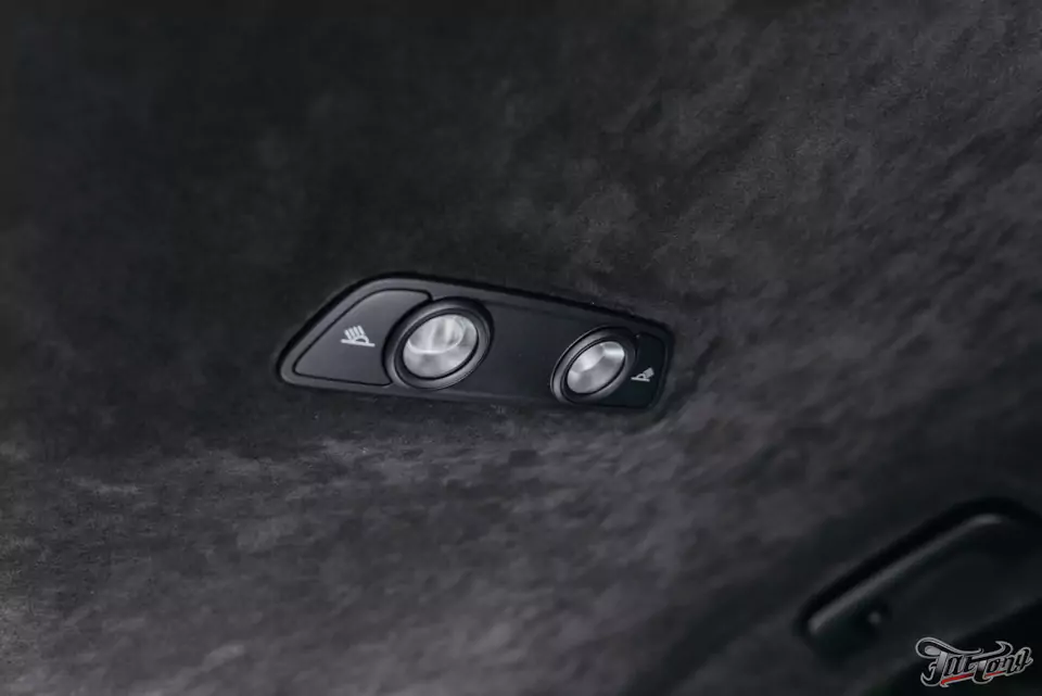 Перетянули потолок Audi A6 в алькантару и окрасили потолочный пластик в черный цвет